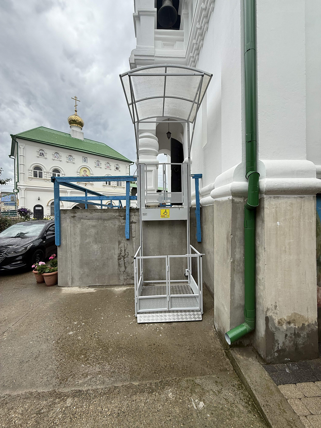 Вертикальный подъемник для инвалидов ПМ-03 у храма — Краснодар, станица Кавказская