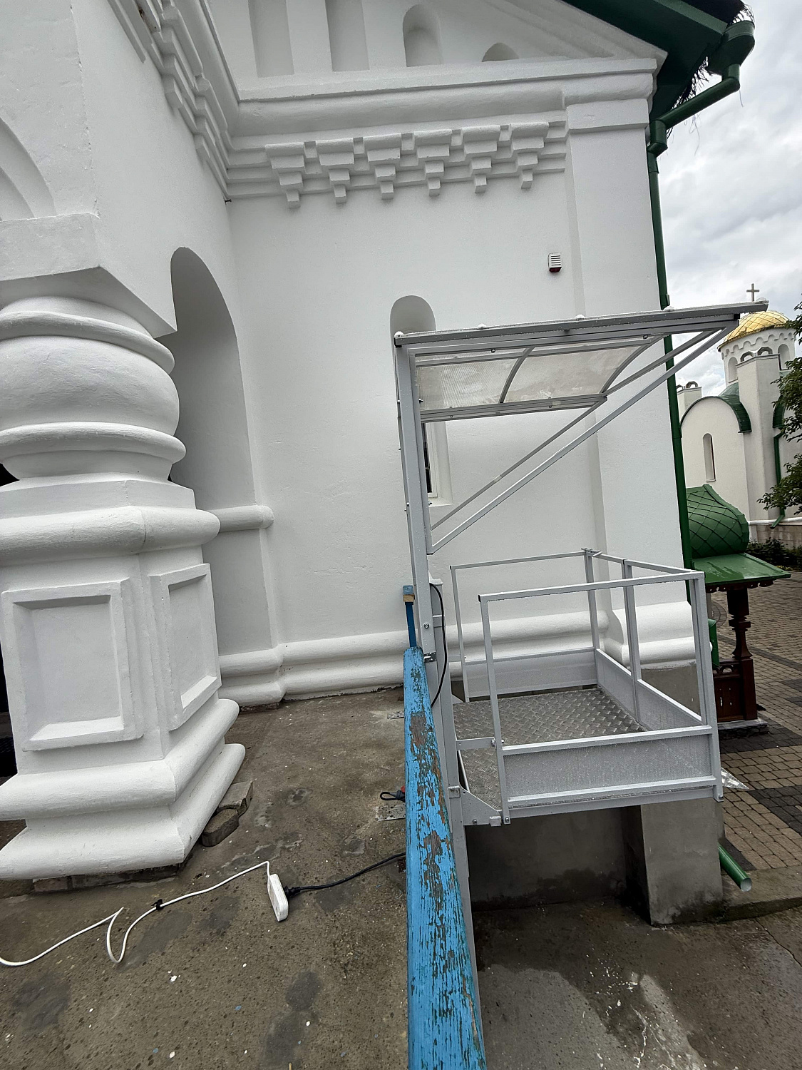 Вертикальный подъемник для инвалидов ПМ-03 у храма — Краснодар, станица Кавказская